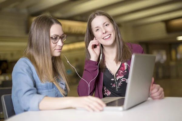 Kaunis nainen college opiskelija opiskelee yliopiston kirjastossa — kuvapankkivalokuva