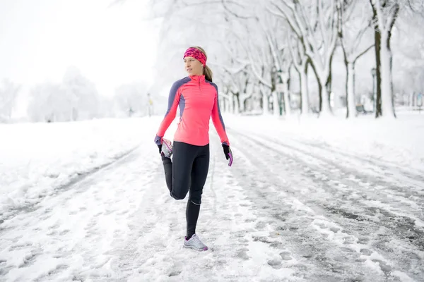 Fitness, uruchomiona Kobieta w sezonie zimowym — Zdjęcie stockowe