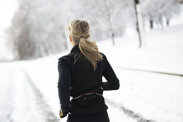 Fitness running woman in winter season — Stock Photo, Image