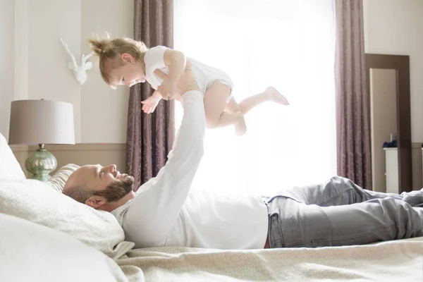 ベッドの上のかわいい赤ちゃん幼児の父 — ストック写真