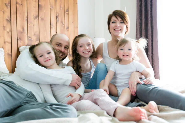 Jeune famille heureuse de cinq personnes dans la chambre — Photo