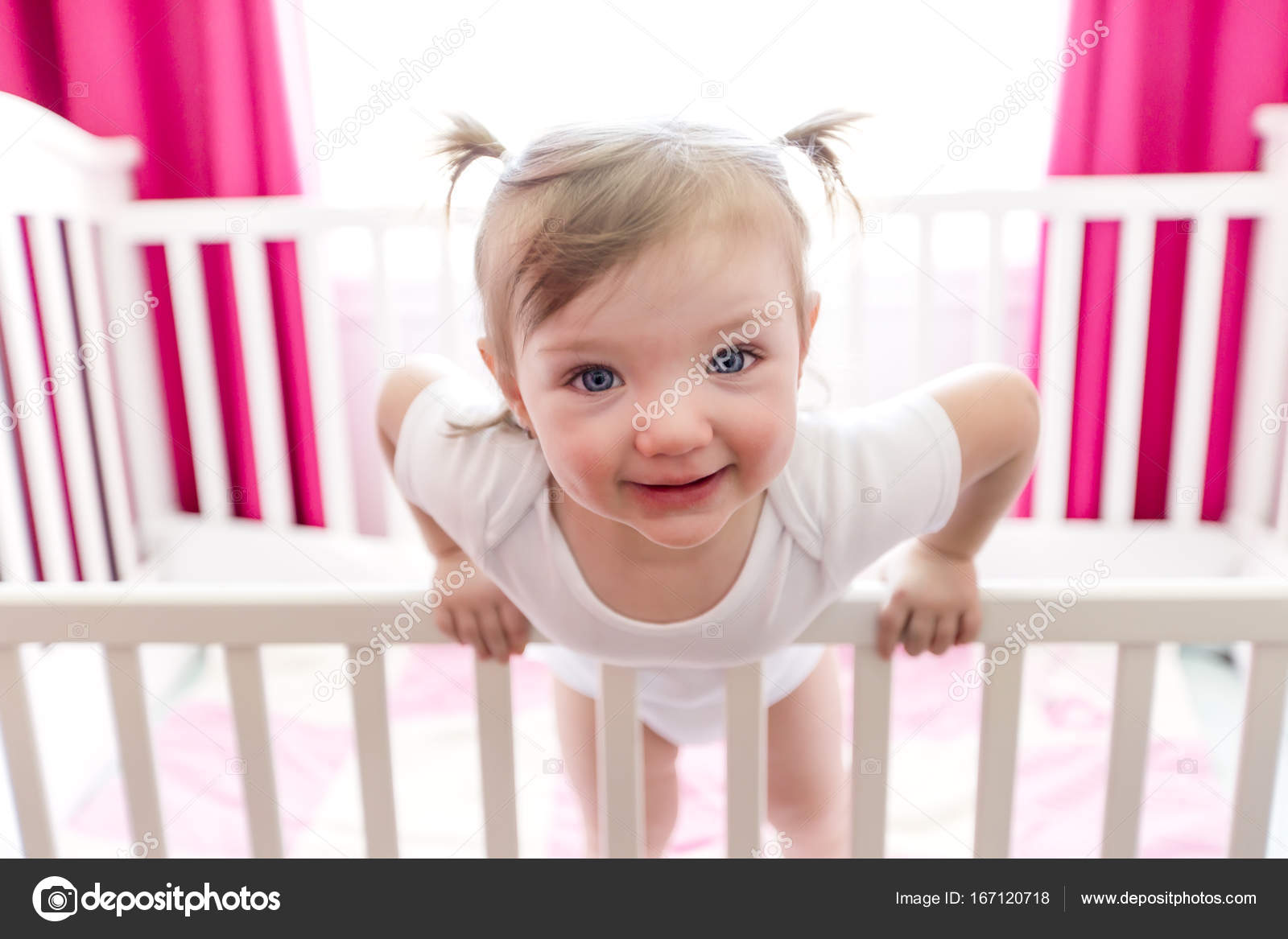 Petite Fille Mignonne Dans Le Berceau A La Chambre De Bebe Image Libre De Droit Par Lopolo C Petite Fille Mignonne Dans Le Berceau A La Chambre De Bebe Image Libre De Droit Par Lopolo C