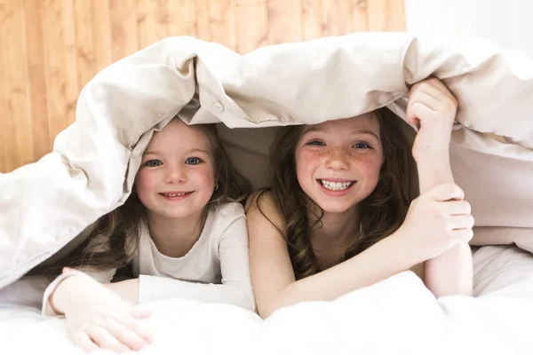 Hermana relajándose juntos en la cama —  Fotos de Stock