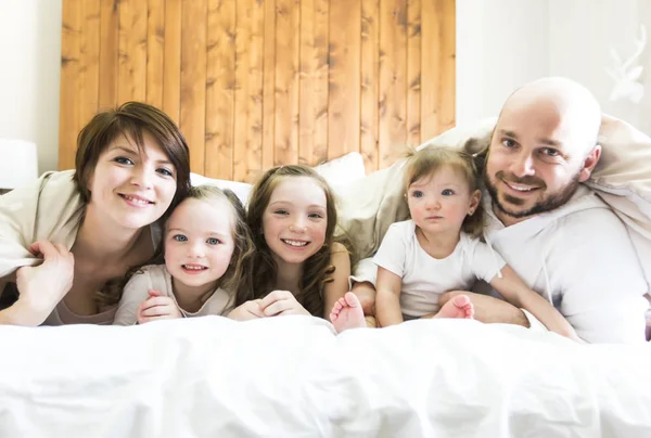 Jeune famille heureuse de cinq personnes dans la chambre — Photo
