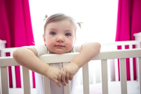 Petite fille mignonne dans le berceau à la chambre de bébé — Photo