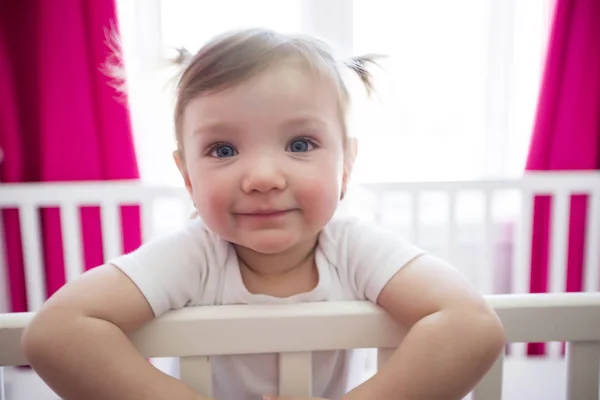 Petite fille mignonne dans le berceau à la chambre de bébé — Photo