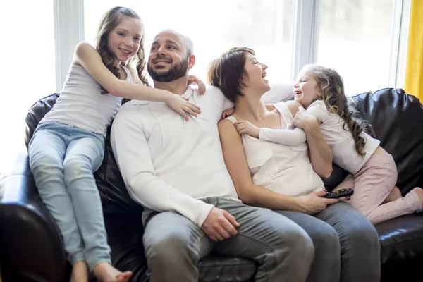 Familie zit in de woonkamer tv kijken — Stockfoto