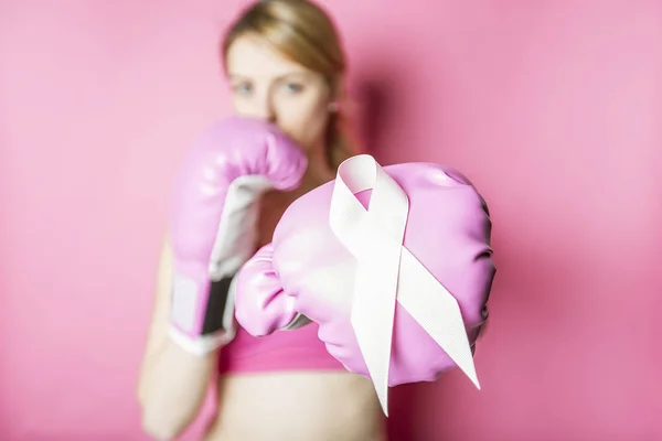 Борьба за рак груди женщина с символом на розовом фоне — стоковое фото