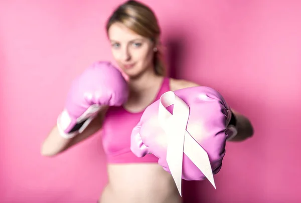 Борьба за рак груди женщина с символом на розовом фоне — стоковое фото