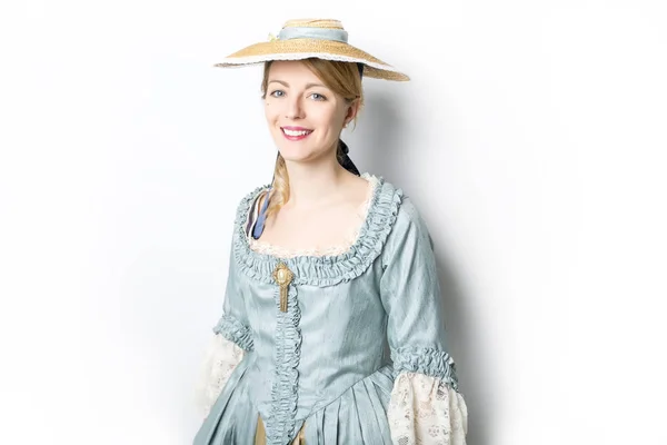 Mladá krásná žena v dlouhé středověkých šatech izolované na bílém — Stock fotografie