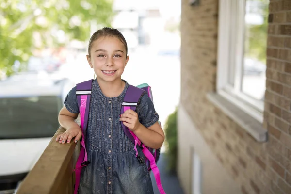 Bella bambina con lo zaino pronto per tornare a scuola — Foto Stock