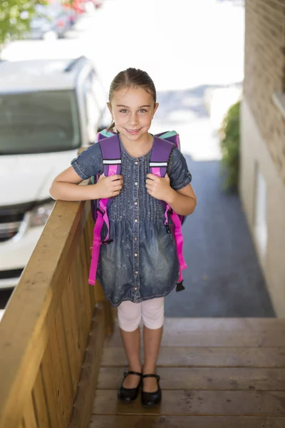 Bella bambina con lo zaino pronto per tornare a scuola — Foto Stock