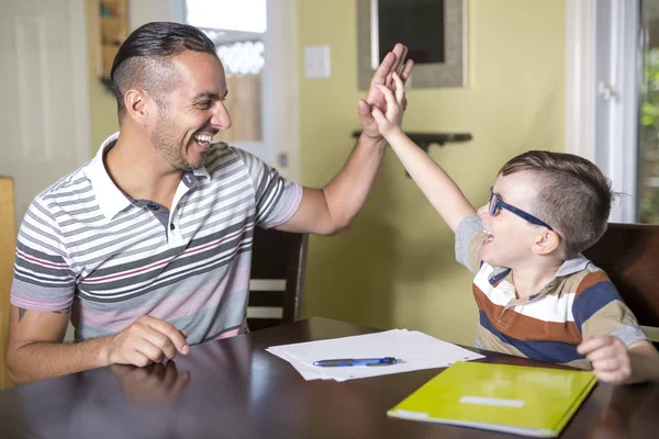 Ojciec pomoc syna zrobić pracę domową. rodzic pomaga jego dziecko — Zdjęcie stockowe