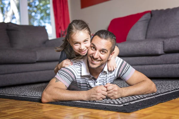 Pai e filha brincando — Fotografia de Stock