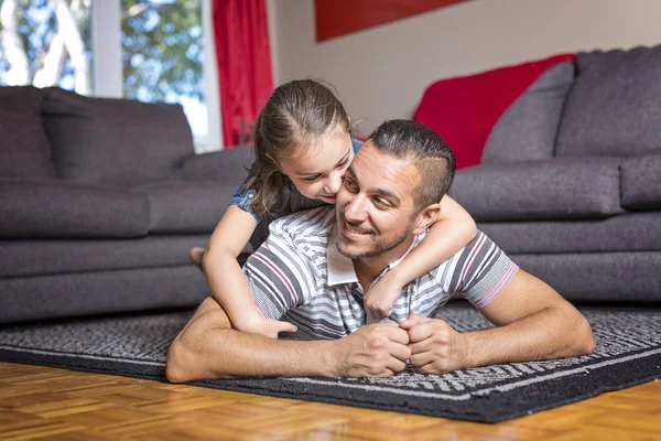 Pai e filha brincando — Fotografia de Stock