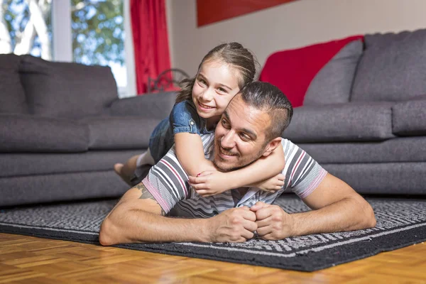 Pai e filha brincando — Fotografia de Stock