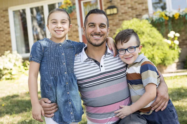 Retrato de familia feliz en la casa de enfrente — Foto de Stock