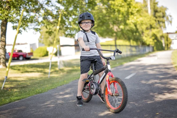 Bambino di sei anni in bicicletta nel parco — Foto Stock