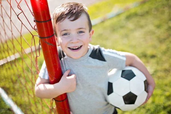 Unga caucassian fotboll spelare fotboll — Stockfoto