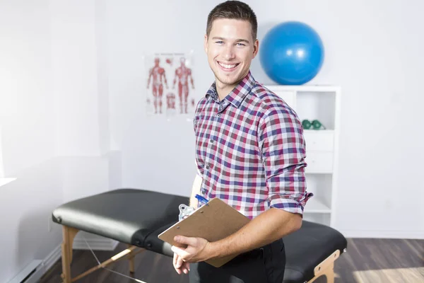 Fysiotherapeut rehabiliteren op baan — Stockfoto