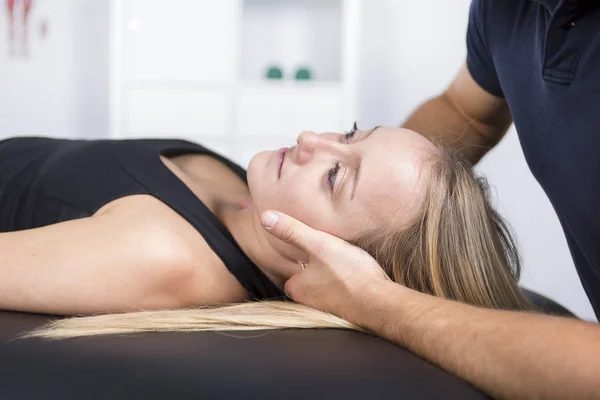 Male physio therapist and woman helping patient — Stock Photo, Image