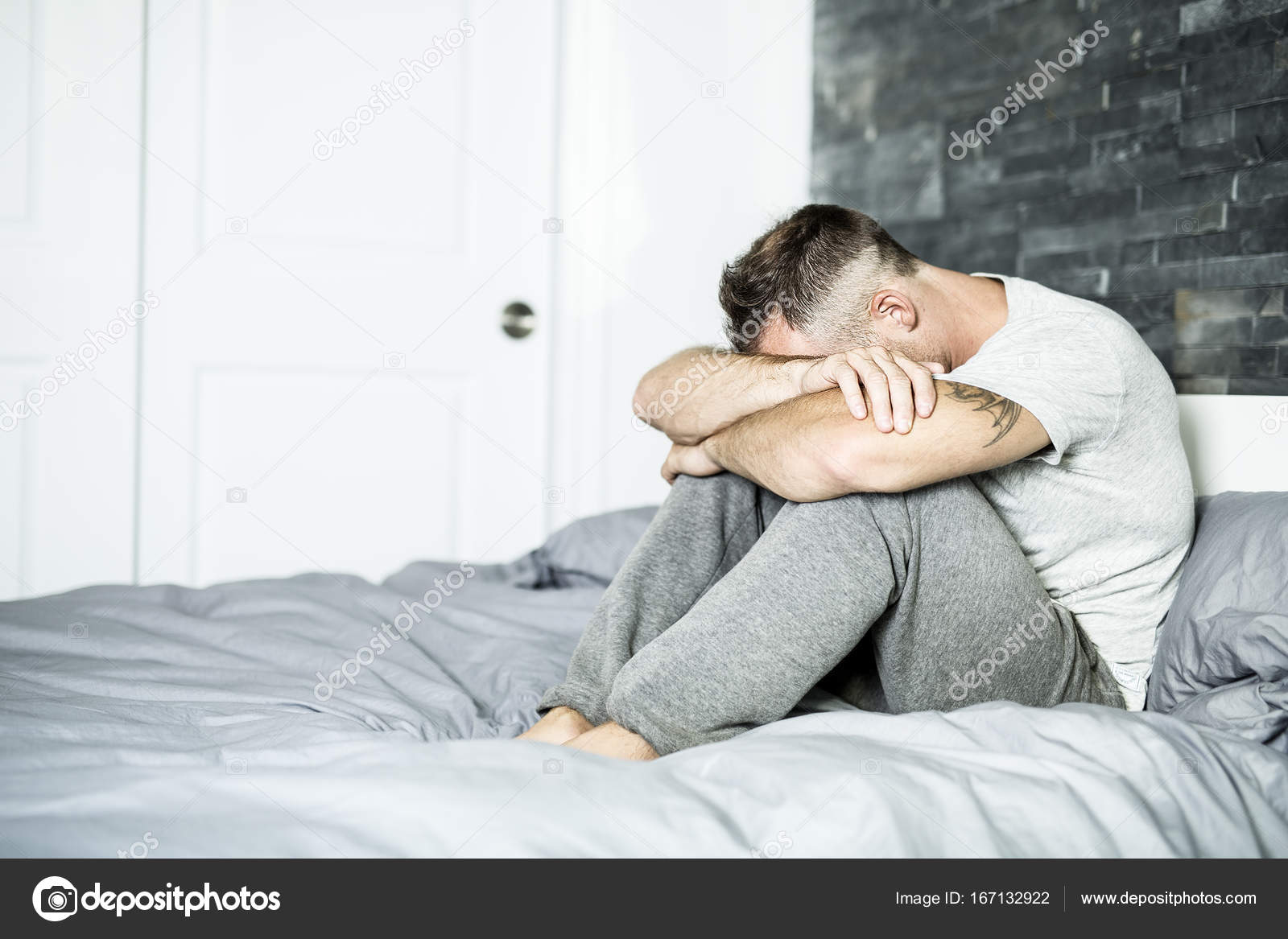 病気の男が彼のベッドの上に座って ストック写真 C Lopolo
