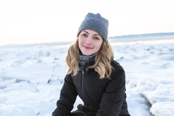 Портрет молодой женщины на пляже зимнего сезона — стоковое фото