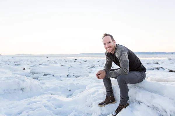 Kamera arka planda bir buzdağı ile poz adam — Stok fotoğraf