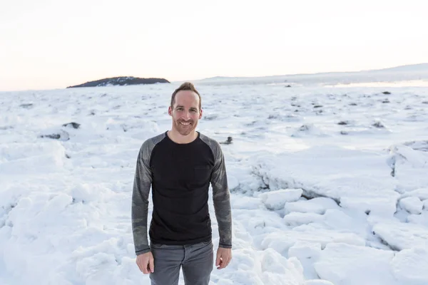 バック グラウンドで氷山とカメラにポーズの男 — ストック写真