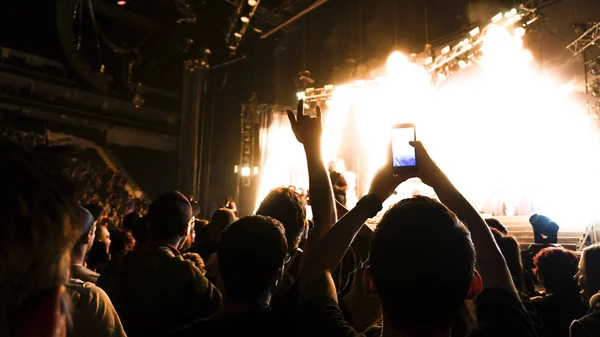 Silhueta pessoas rock show — Fotografia de Stock