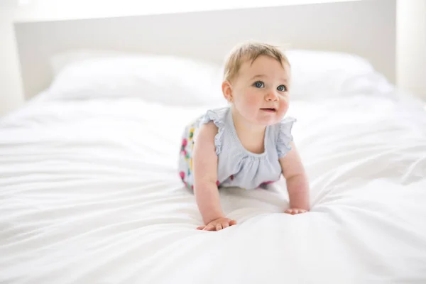 Portrait d'un bébé rampant sur le lit dans sa chambre — Photo