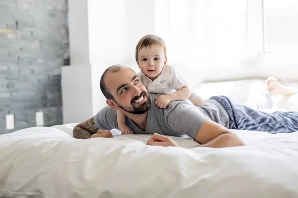 美しい男と息子のベッドの上には、一緒に横になっています。 — ストック写真