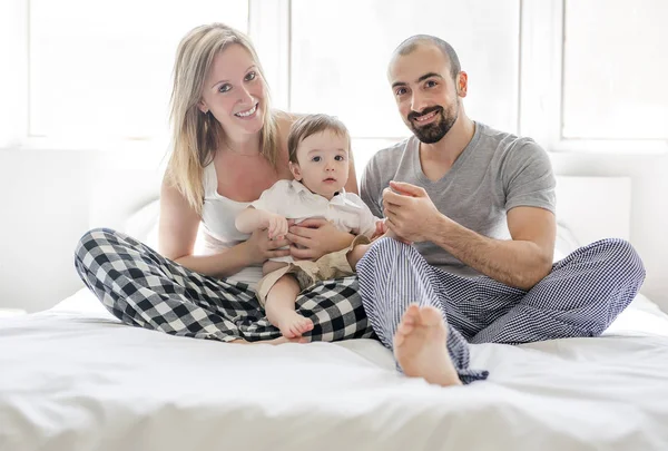 Visages de la famille heureuse et amusante couché dans le lit — Photo