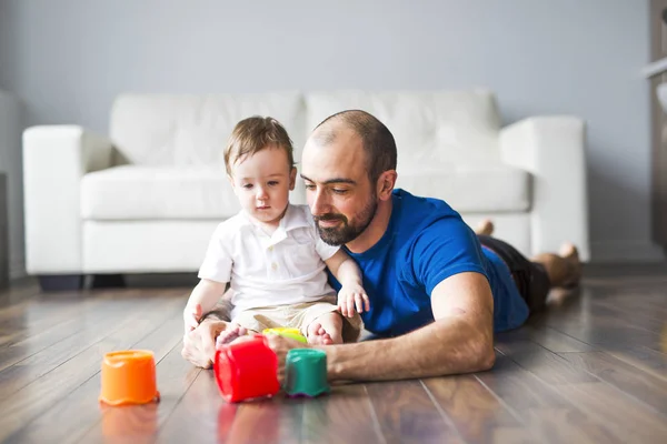 Mutlu baba ve küçük oğul evde oyuncak bloklarla oynama — Stok fotoğraf