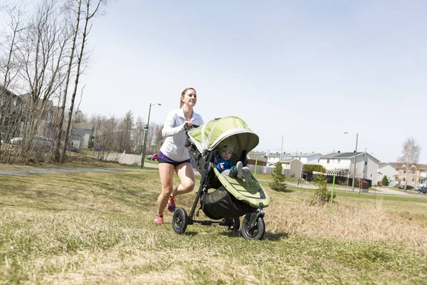 Mamma gör träning, jogging med baby — Stockfoto