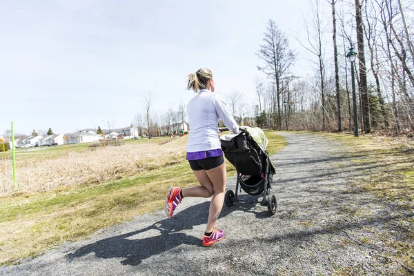 Mamma gör träning, jogging med baby — Stockfoto