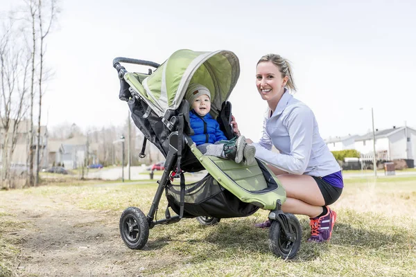 做培训，慢跑与婴儿的母亲 — 图库照片