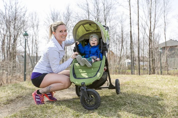 Matka dělá trénink, běhání s dítětem — Stock fotografie