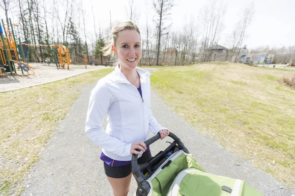 Mère faisant de l'Entraînement, jogging avec bébé — Photo