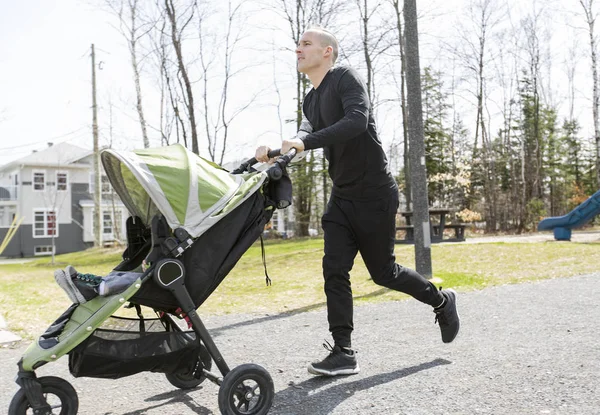 Far och son promenader i parken. Familjen och sport koncept. — Stockfoto