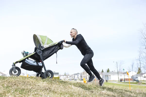 Apa és fia, séta a parkban. Családi és sportnapok koncepció. — Stock Fotó