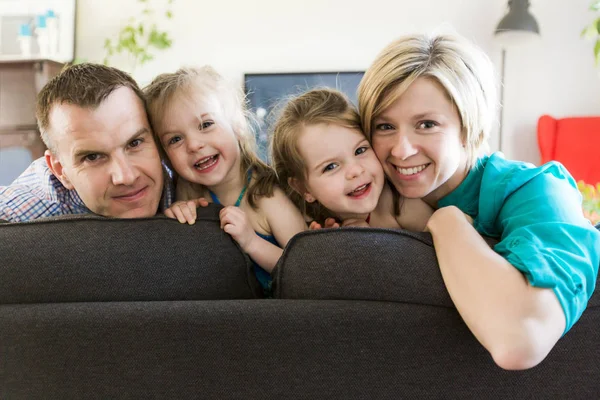 Famille heureuse avec des enfants jumeaux sur le canapé — Photo