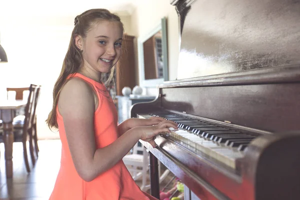 Ragazza che suona il pianoforte — Foto Stock