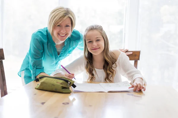 Moeder tiener meisje helpen met huiswerk — Stockfoto