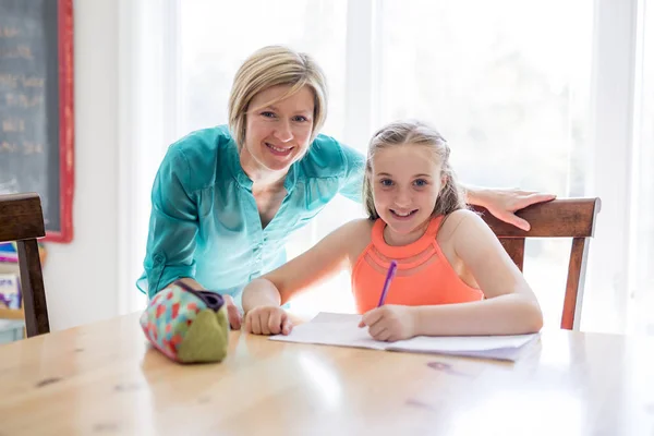 Moeder tiener meisje helpen met huiswerk — Stockfoto