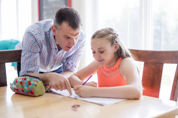 Masculino casa tutor ajudando adolescente menina com estudos — Fotografia de Stock