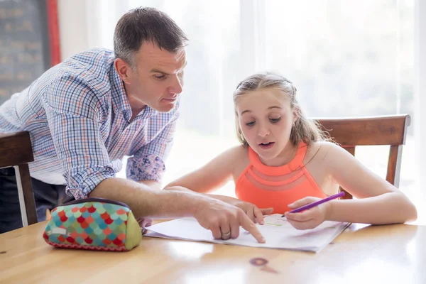 Masculino casa tutor ajudando adolescente menina com estudos — Fotografia de Stock