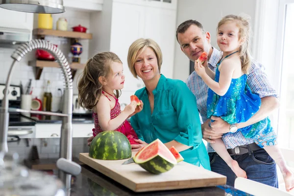 Famille dans la cuisine coupant la pastèque — Photo