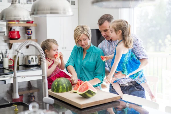 Rodziny w cuting kuchni arbuza — Zdjęcie stockowe
