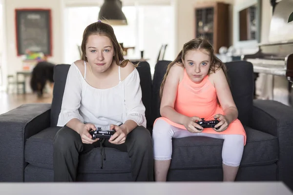 Kaksi tyttöystävää pelaa videopelejä — kuvapankkivalokuva